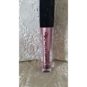 Signature Club A Lip Glazed Puffers (Multi Pink) are holographic